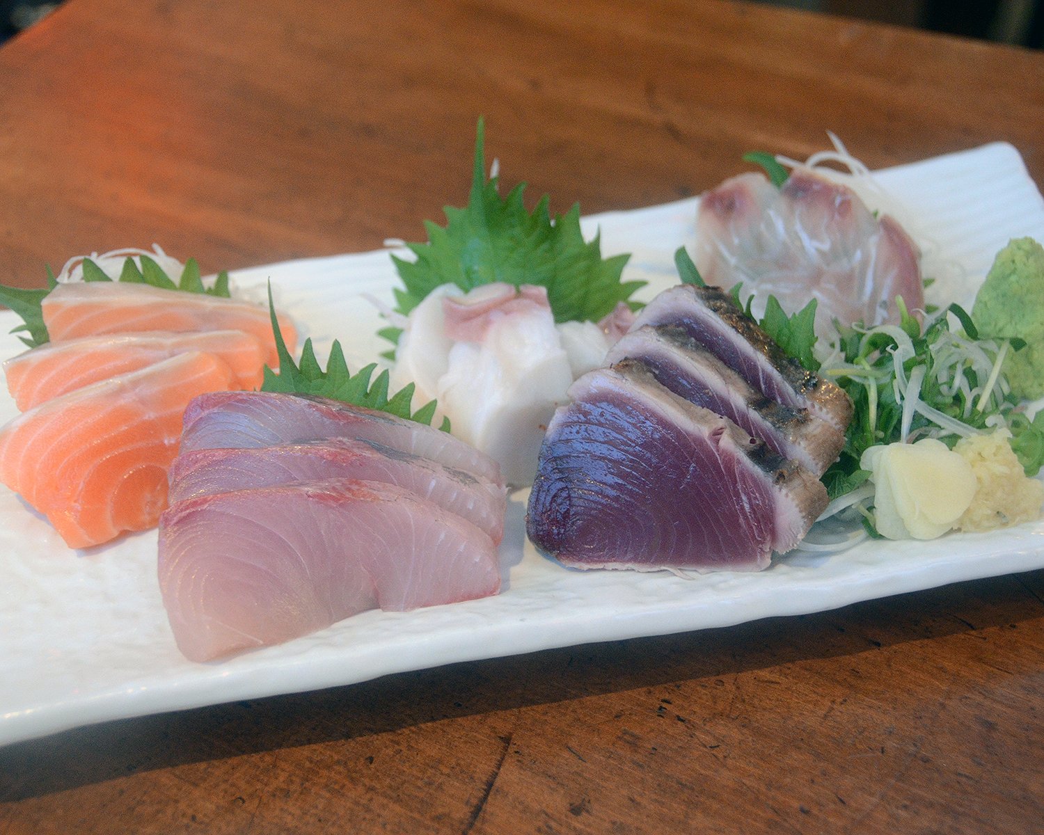 この日の鮮魚五点盛り1848円は寒ブリが自慢。他にもサーモンやカツオなども新鮮で箸が進む。