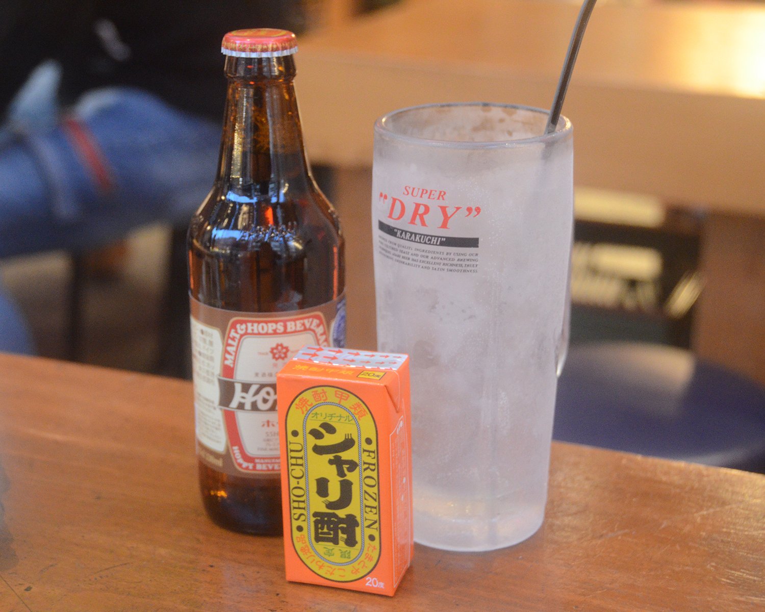 『ととや』オリジナルの焼酎を凍らせたシャリ酎と合わせてのむ赤ホッピー（セットで500円）もお店の名物に。