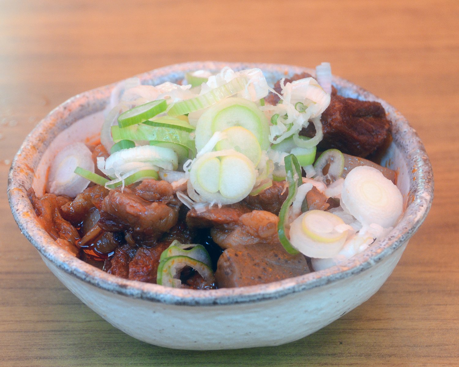 お店の1番人気メニュー韓国風牛すじ煮650円。開発当時としては珍しく韓国風のピリ辛テイストにしたところ、ダントツのヒットメニューに。