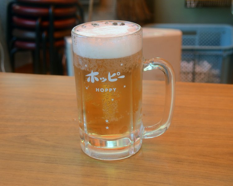 『鈴芳』に来たら飲まなきゃダメ！な樽生ホッピー500円。瓶とは違う繊細な泡の雰囲気が普段以上にホッピーをおいしくする。