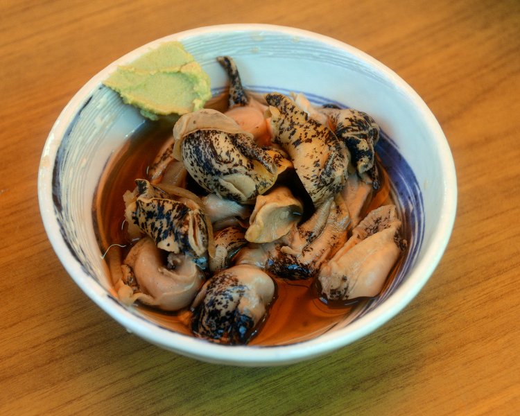 「どれも根強い人気」と言う煮物メニューからは、つぶ貝煮650円をチョイス。コリコリとした食感が病みつきになること間違いなしだ。