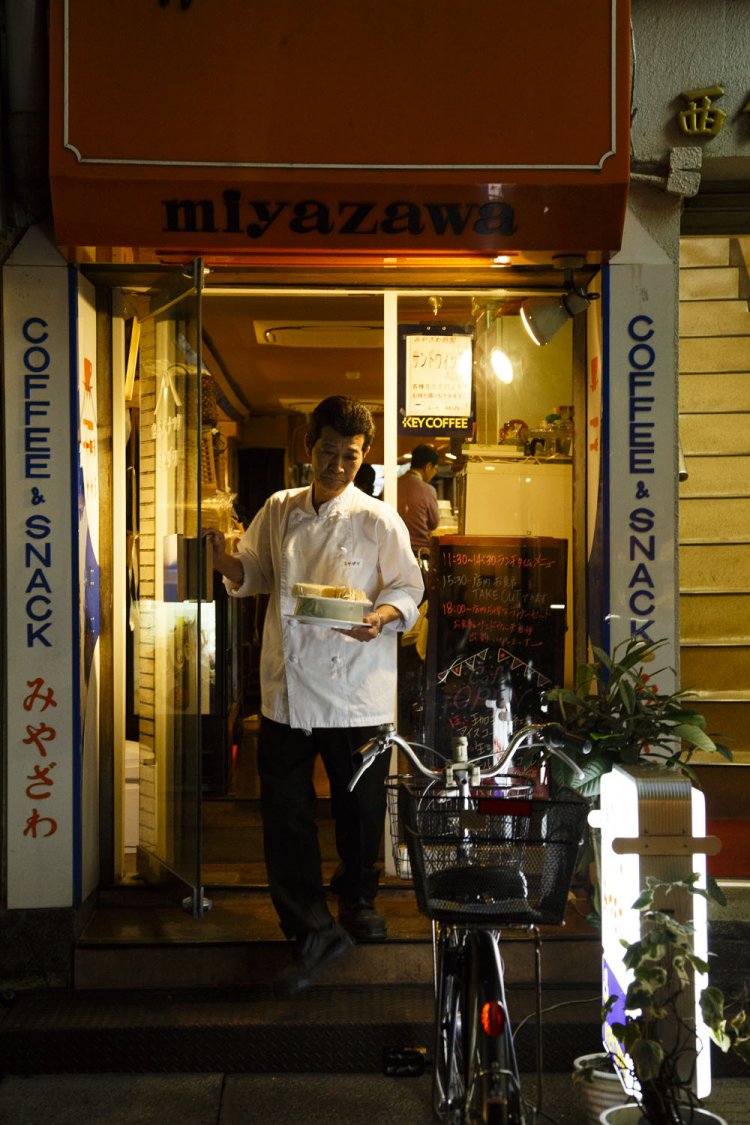 毎晩60軒以上にサンドイッチを配達。