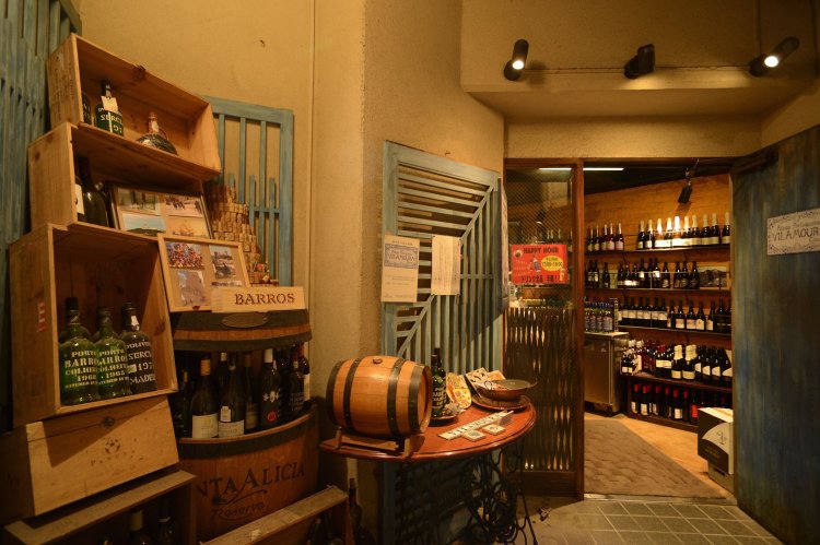微発泡のヴィーニョ・ ベルデ670円などワインもすべてポルトガル産。