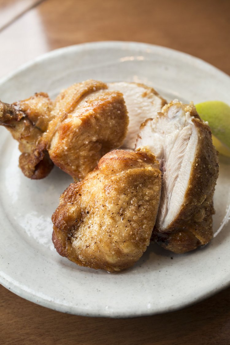 朝ジメの鶏を二度揚げし、皮パリパリ、身はしっとりのひな鳥の素揚げ1100円。