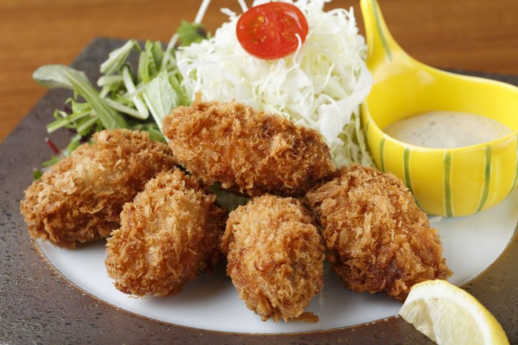 かきフライ1350円。刻んだ広島菜を混ぜ、胡椒を利かしたタルタルソースは大人の味わい。