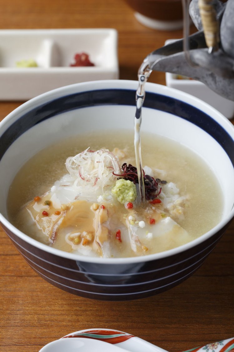 刺し身でもいけるタイに、ごまダレや昆布だし、3種の薬味をかけて味わう鯛茶漬け1650円。