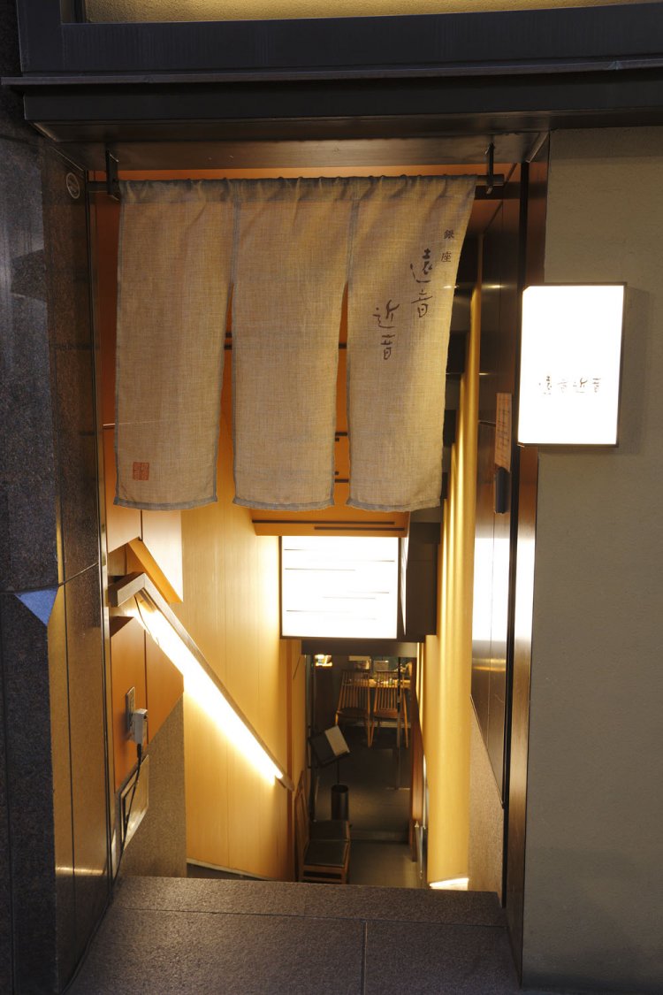 暖簾をくぐり地下へ。