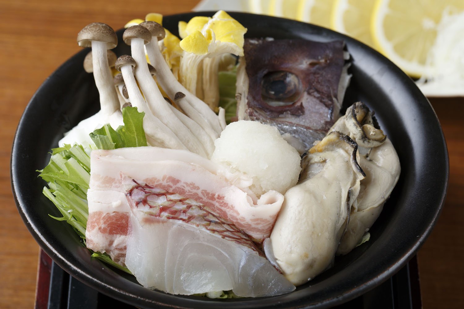 豚バラや鯛、カキなどが入る海鮮レモン鍋1650円。