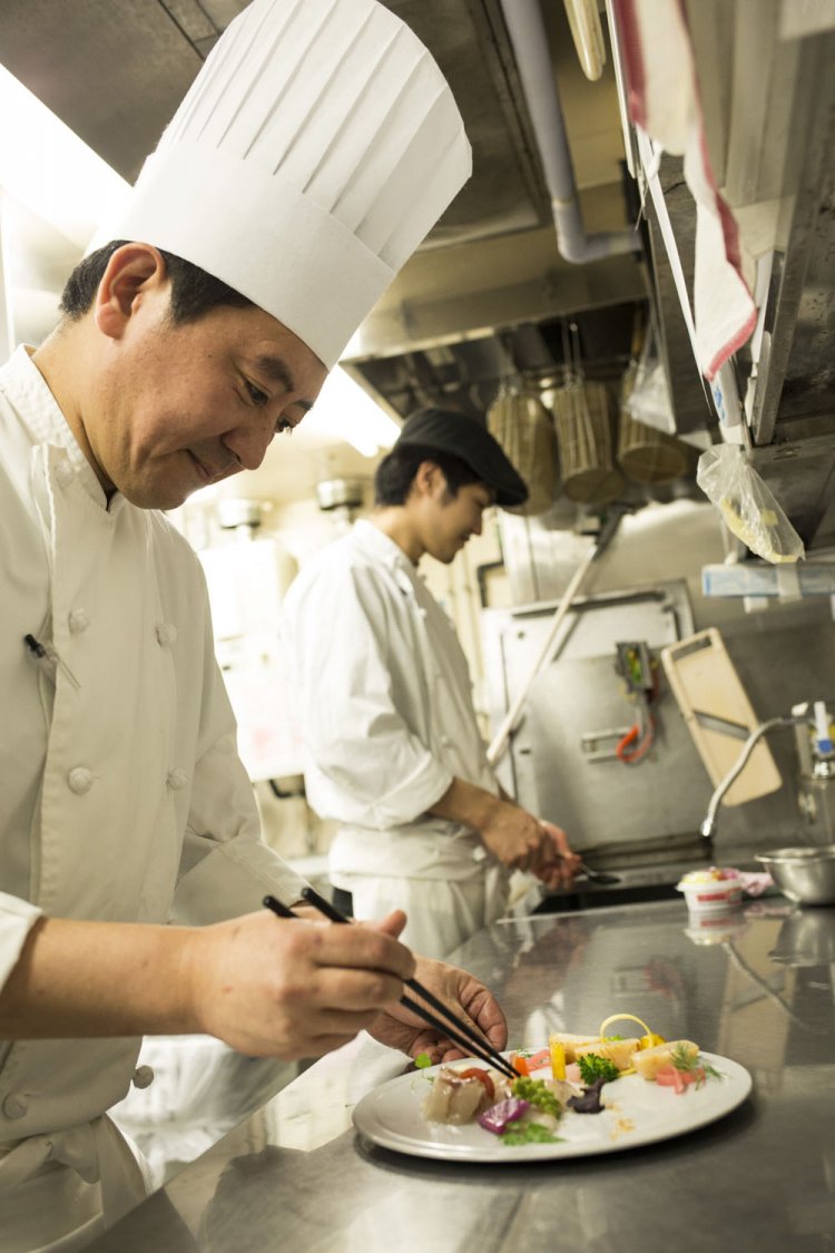 「築地の魚介など、素材の味を引き出すよう心がけています」と総料理長。