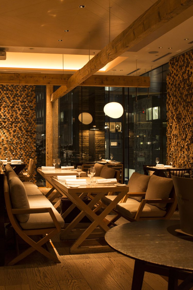 北欧の別荘なような雰囲気。壁はガラス張りで開放感あり。