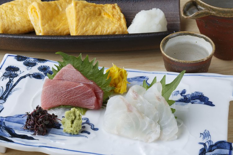 天然のクエと大間の中トロ二品盛り2000円、玉子焼き900円。