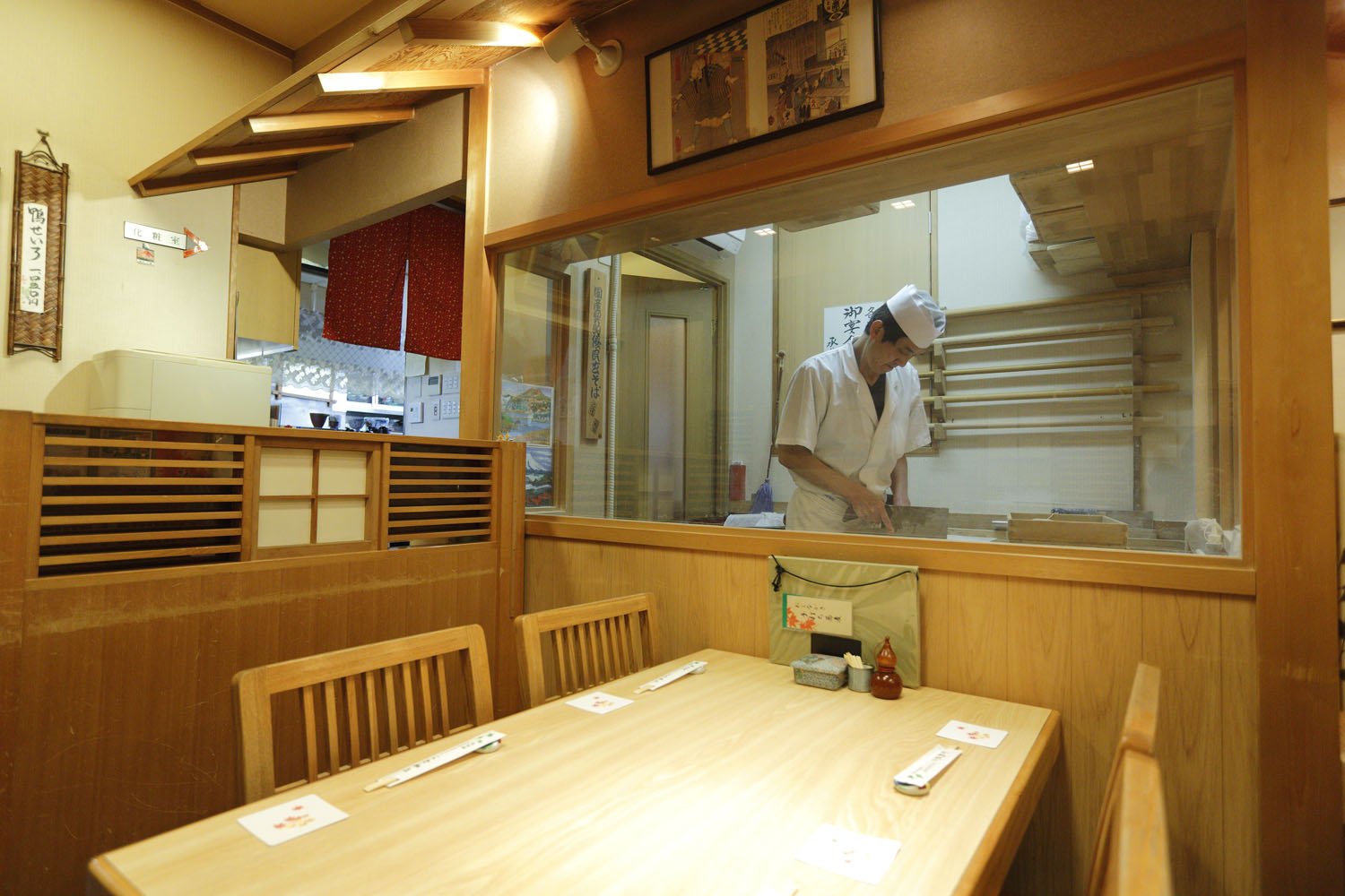 ソバは主に北海道沼田産。1階はテーブル席、2 階にお座敷席も用意。12月の間、2階はコース予約のみ受け付け。