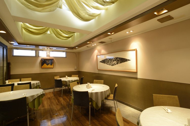 3階はテーブル席でコースは2名から予約可。2階は個室で6名から利用可。