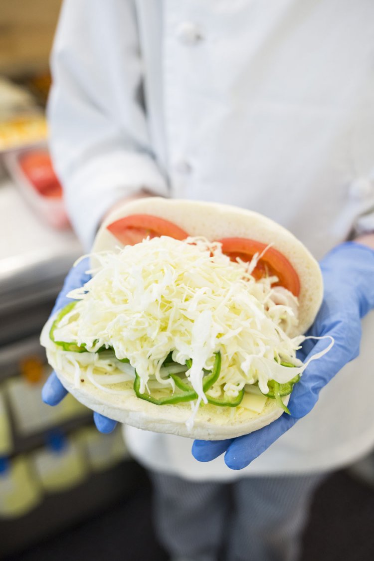 オリジナル野菜サンド320円は、ヘルシーながらボリューム満点。