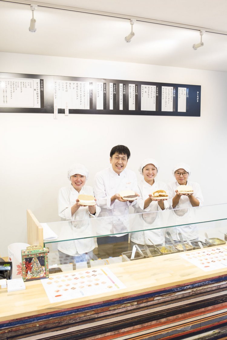 吉田さんと熟練スタッフ陣。