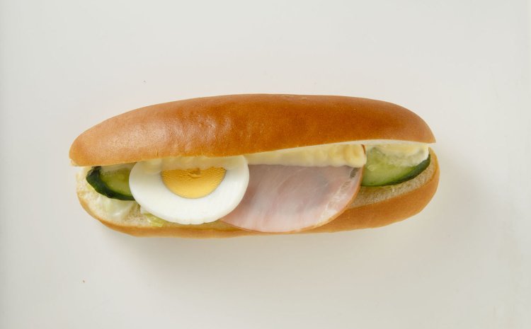 まつむら屈指の歴史を持つ、見目麗しきゴールデンロール185円。