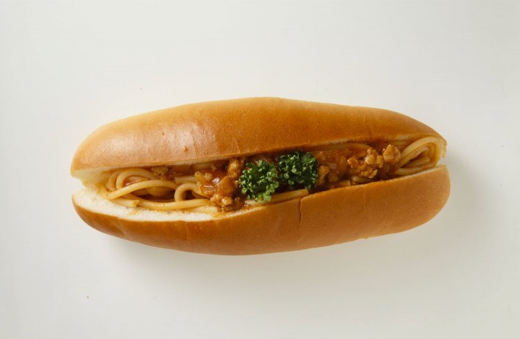 パンに染みわたるミートソースの味に瞠目、ミートロール165円。