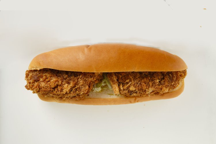 衣のサクサク感とボリュームがうれしいコロッケロール185円。