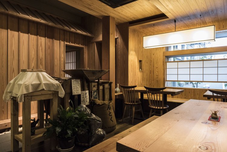 昔の製粉機を置く。夜は予約が確実。