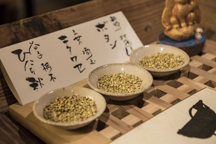 本日の三種盛りのソバ産地を案内。