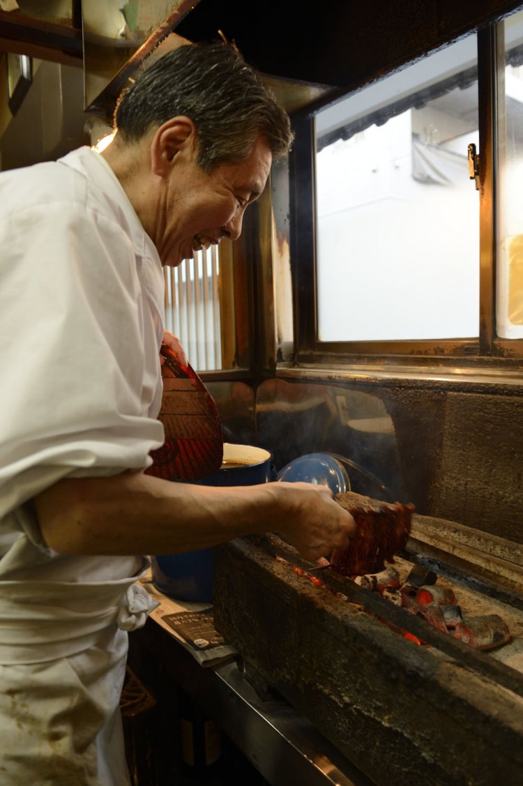 朝届いたウナギを捌（さば）き、素焼き。注文後に蒸し、備長炭で焼き上げる。