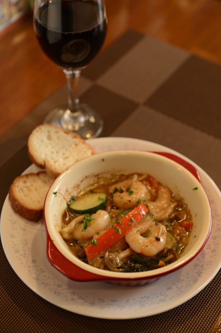 ムキエビのアンチョビソース焼き550円とグラスワイン400円。