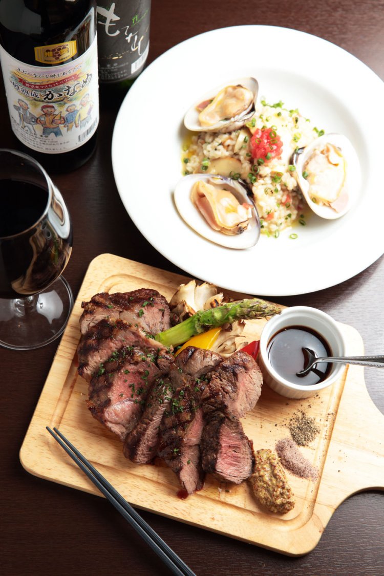 日替わりステーキ。写真は短角牛のサーロイン、ハマグリと松茸のリゾット、ワインはグラス350円～、ボトル1800円～。