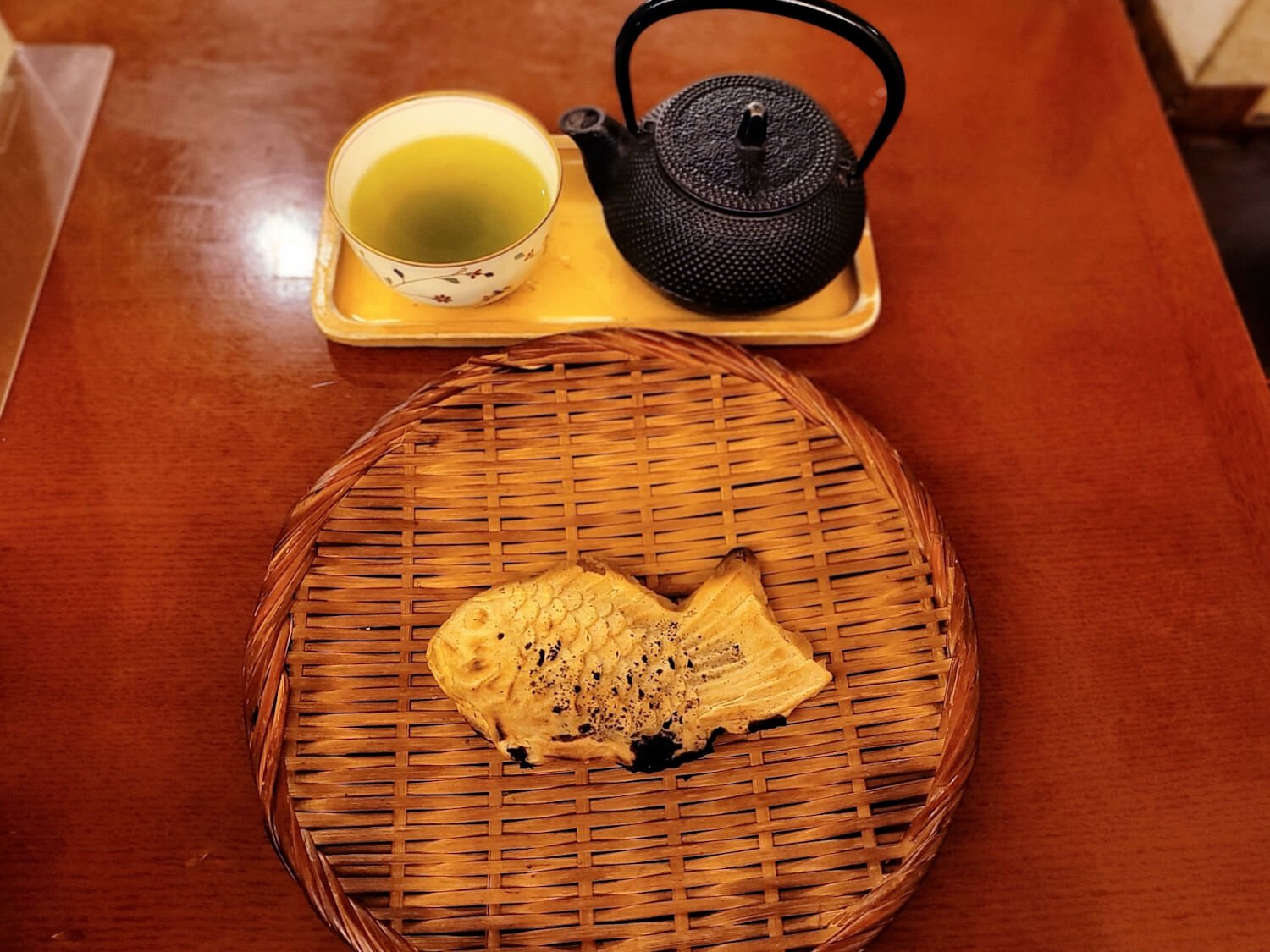 たい焼きと煎茶 700円。