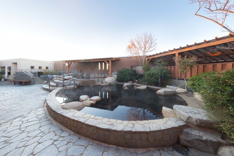 小高い丘の上に位置しているため、空を広く感じられる。