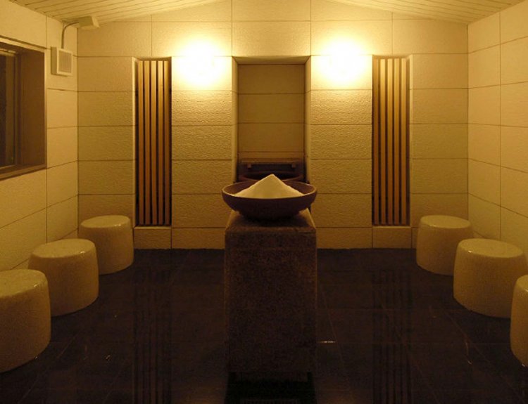 スチーム塩サウナは50度程度の低温。塩を体につければじんわりと汗が出てくる。