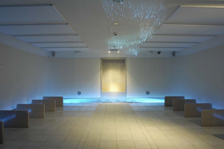 「岩」は砂利式と岩盤式のベッドを用意。7種類の鉱石が使われていて、健康を促進してくれる。