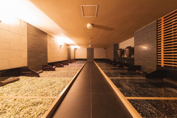 「岩」は砂利式と岩盤式のベッドを用意。7種類の鉱石が使われていて、健康を促進してくれる。