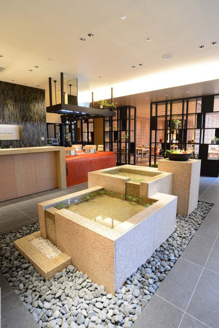 自慢の竈でふっくらと焚き上げたご飯も名物。