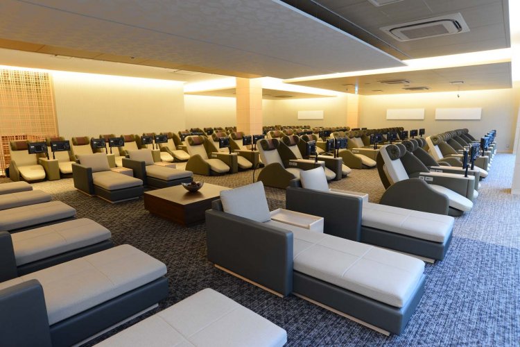 お休み処にはテレビ付きのリクライニングチェアに加えて、カウチソファーを用意。女性専用スペースもある。