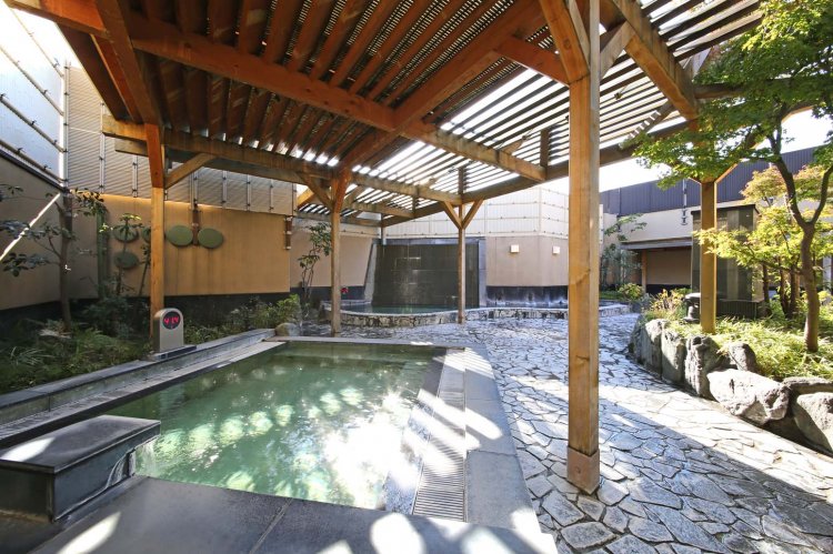 絹の湯では、気泡によって絹のように滑らかなお湯が楽しめる。