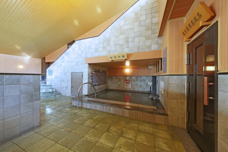 かわり湯は季節で変わるイベント湯。体温とほぼ同じ湯温の不感温炭酸泉で、体に負担がなく長湯ができる。