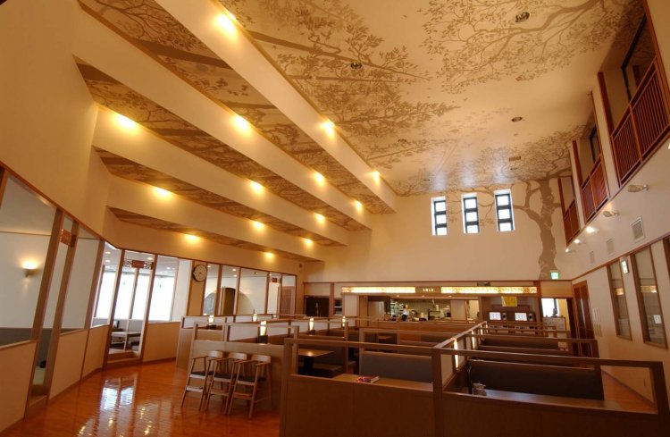 食事処は、陽光が差し込むくつろぎの空間。