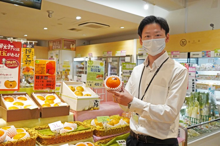 爽やかな細田さんにはさぞ果物が似合うだろうと「柿もってください！」とお願いした。