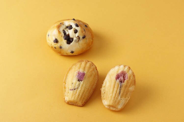 パン ヴィエノワ ショコラ220円。桜のマドレーヌ（2個入り）350円。