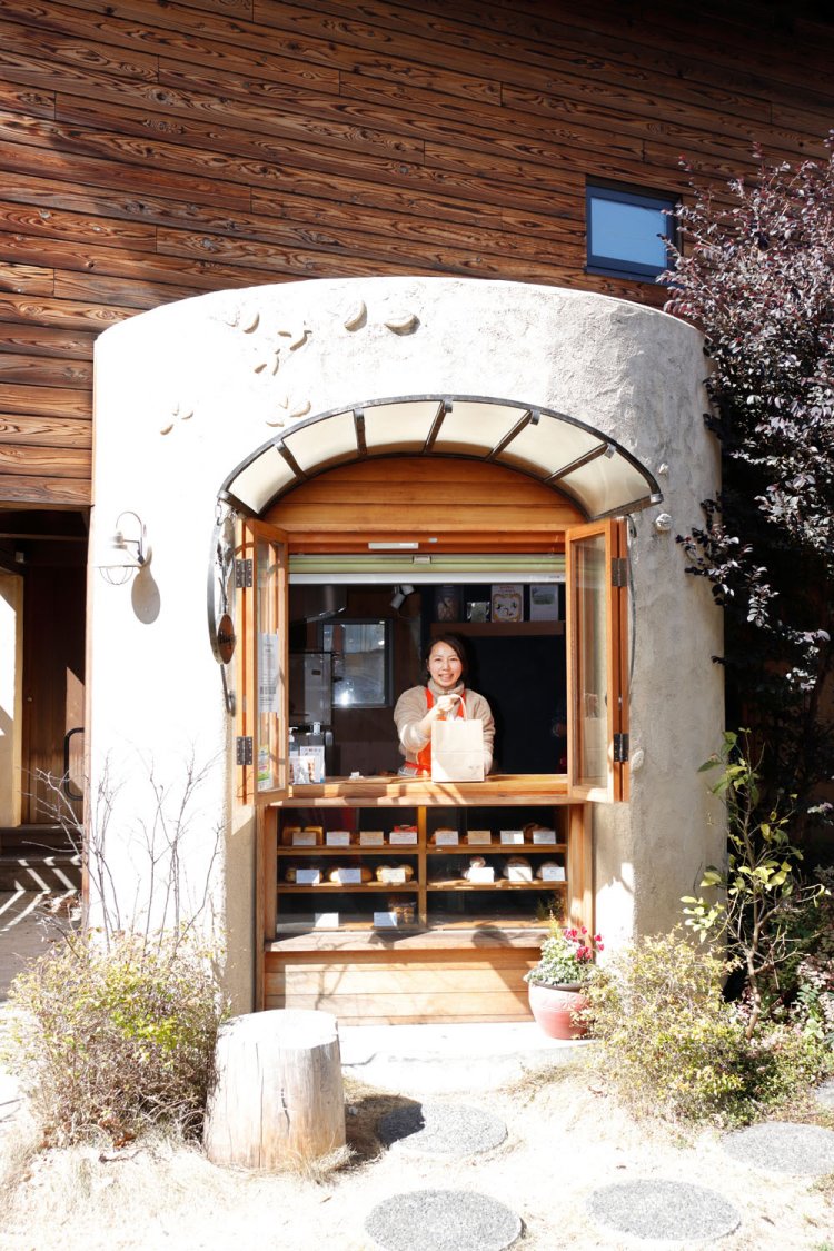 桜のマドレーヌは4月末ごろまで。旬の食材を活かした自家製コンフィを使う商品も評判。