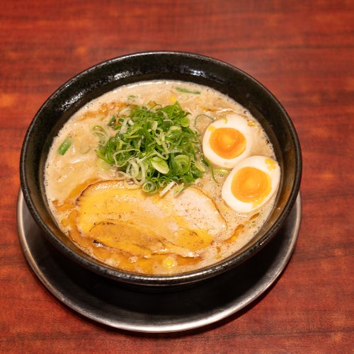 『豚骨味噌ラーメン じゃぐら高円寺』は、10時間煮込んでとろりとした豚骨スープが決め手。