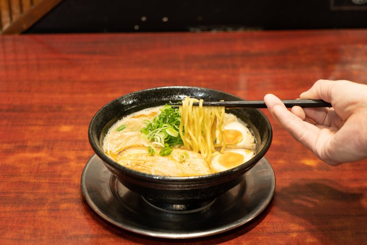 麺は太めの中太。スープがよく絡むように作ってもらっている。