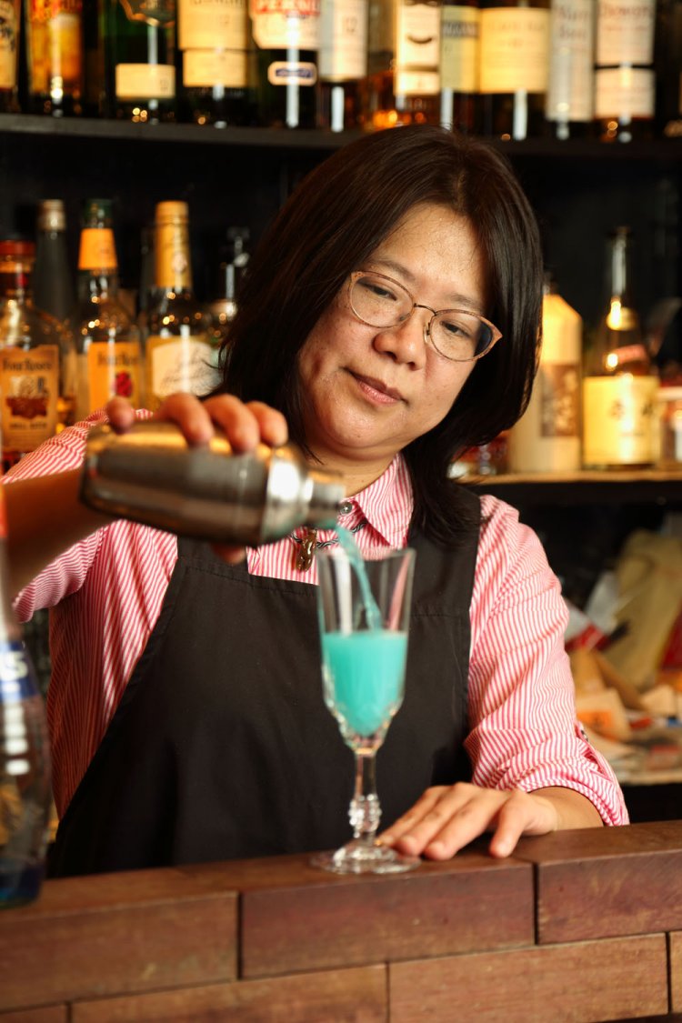 地元のサッカークラブ・スペリオ城北をイメージしたスペリオカクテル650円。店主のひぃママがシェイカーを振る。