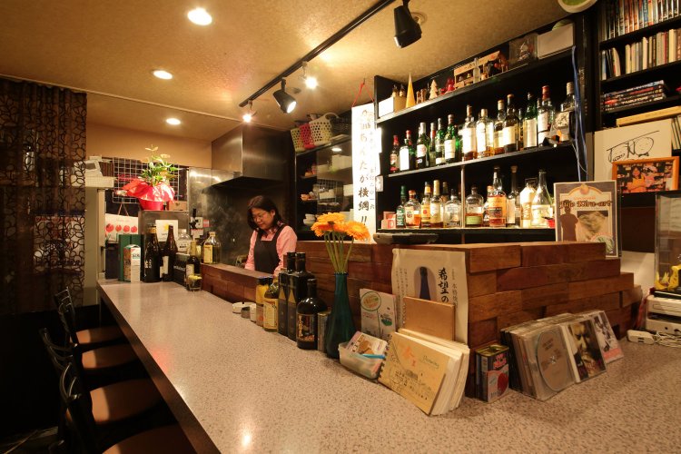 こぢんまりとした店内だが、初めてでも馴染（なじ）める雰囲気。