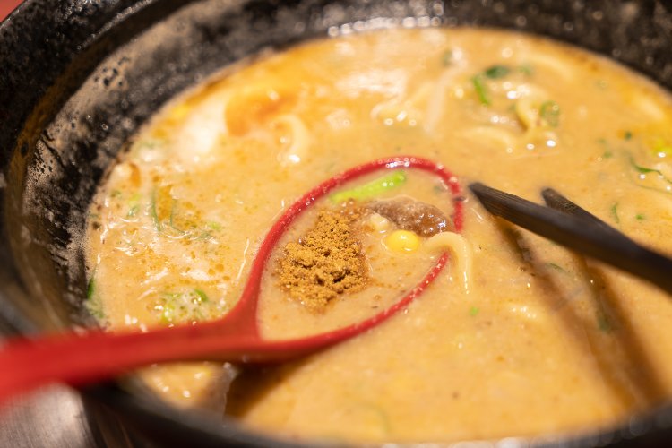 卓上のカレー粉を、少量のスープに溶かしてライスに。