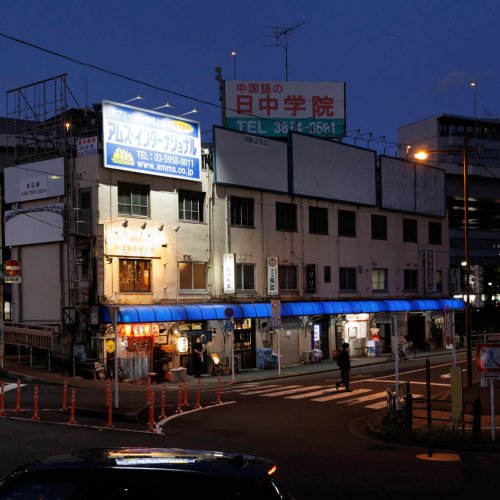 神田川を背に立つ、古くて白い「箱」。飯田橋駅前に残る、あの長屋ビルへ