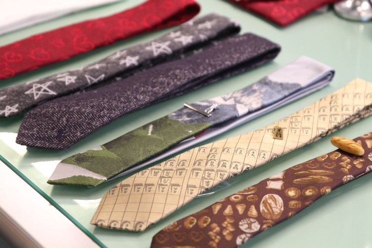 将棋盤や山岳風景など凝った柄もプリントではなく織りで表現する『giraffe WORK TO SHOP Sendagaya』。