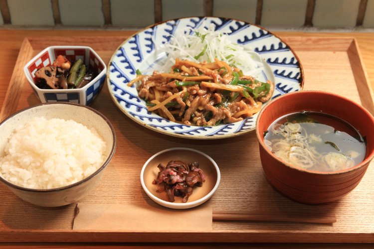 この日、夜の定食のメインはチンジャオロースで1000円。やや濃いめの味付けでごはんが進む。ごはんと味噌汁はおかわり無料。