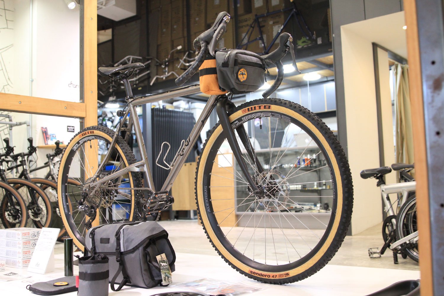 『narifuri tokyo』の1FではオリジナルフレームのCF01など、自転車や各パーツを販売。2Fでアパレルを扱う。