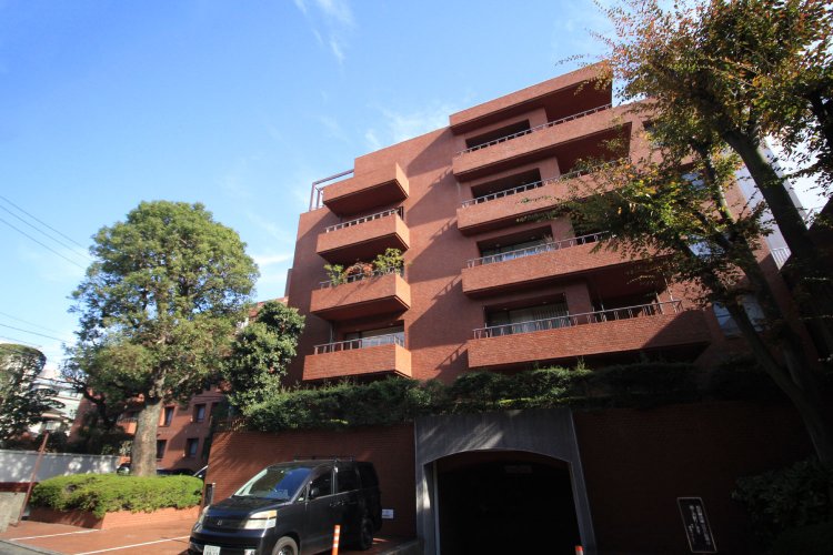 「東高原宿ペアシティ」の前面は、カクカクと折れ曲がった道路。通り抜ける車は少なく、閑静な住環境が保たれている。